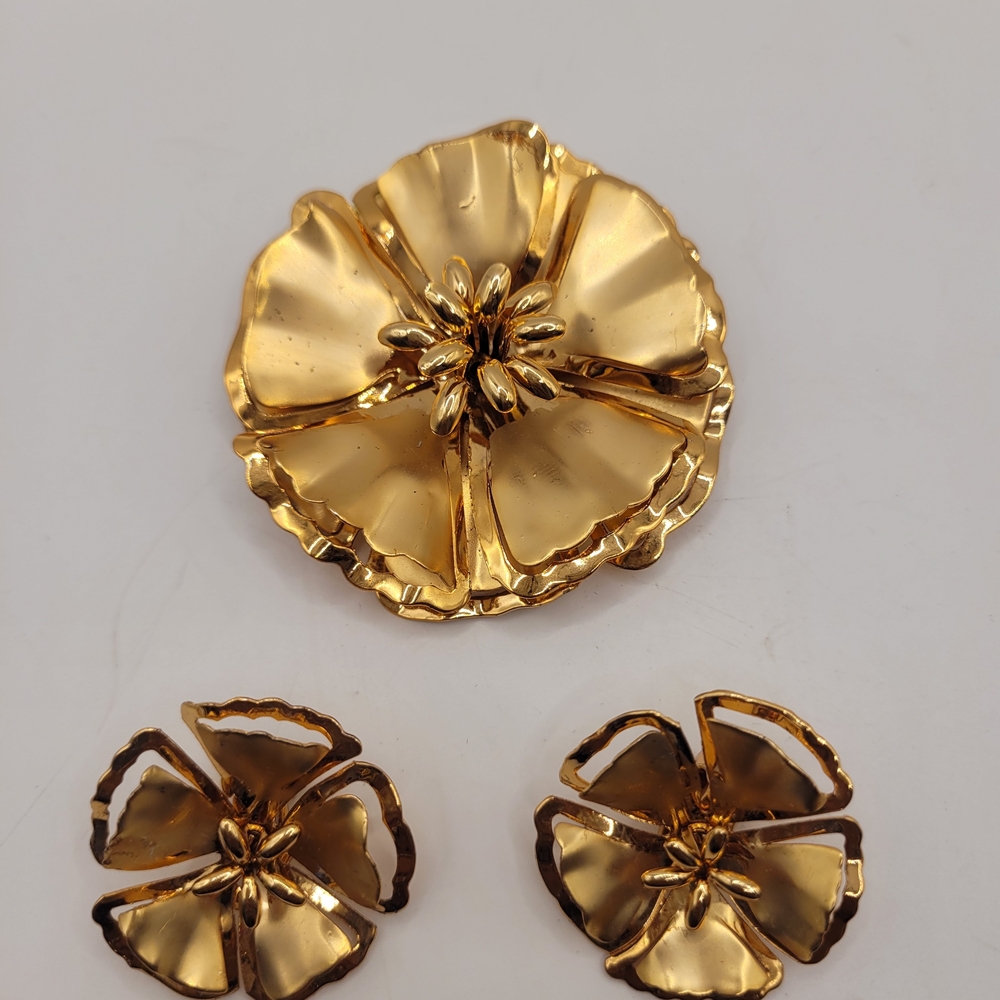 The Mid Century Golden Flower Clip On Earring Brooch Set